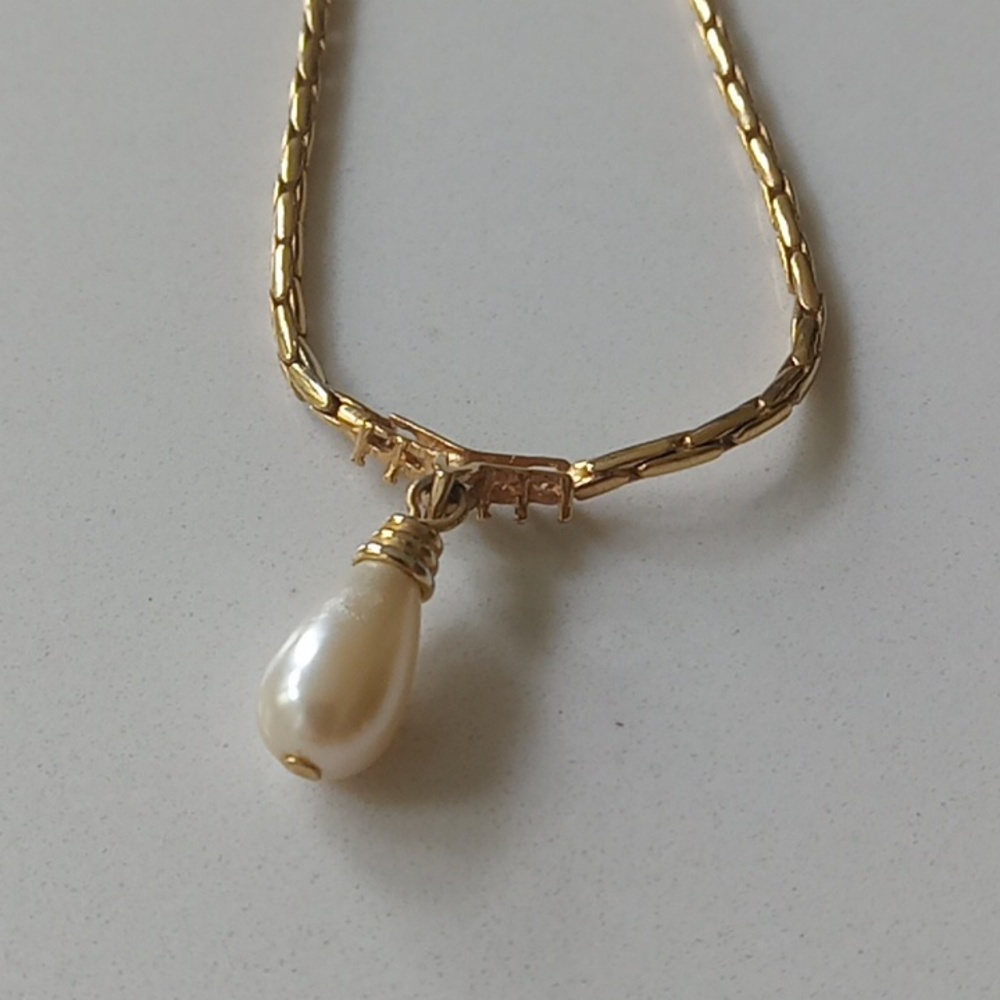 Gold Necklace with Pearl Pendant - Picture 4 of 4